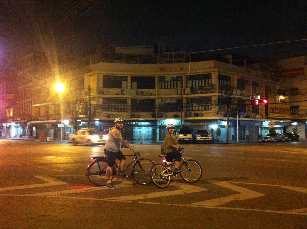 Bangkok Bed And Bike Hostel Exterior photo